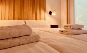 zwei Handtücher auf dem Bett in der Unterkunft Click&Guest - Modern and Luxury Flat in Telde in Salinetas