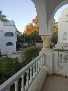 a view of a balcony of a building with an arch at Appartement Équipé et Confortable à Hammamet Nord in Hammamet Nord