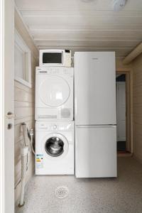 eine Waschmaschine und ein Trockner, eine Mikrowelle und ein Kühlschrank in der Unterkunft Birthebu in Kjerrvika