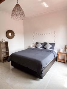 Secret Spot Surf and Stay客房内的一张或多张床位