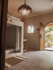 Secret Spot Surf and Stay客房内的一张或多张床位