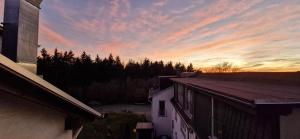 Východ nebo západ slunce při pohledu z hotelu nebo okolí
