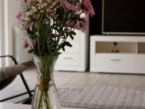 Un jarrón lleno de flores sobre una mesa. en Kuca za odmor Lukavica, en Sarajevo