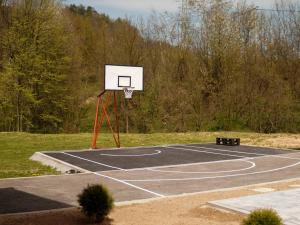 una cancha de baloncesto con un aro en un parque en Kuca za odmor Lukavica, en Sarajevo
