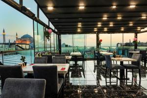 A restaurant or other place to eat at Aristocrat Hotel