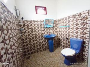 bagno con servizi igienici blu e doccia di Stay Logi Nanuoya a Nanu Oya
