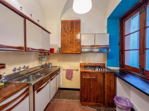eine Küche mit Holzschränken und einer Spüle in der Unterkunft Lovingenoa - Ducale - Old Stone in Genua + 41 Fotos