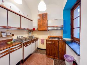 eine Küche mit Holzschränken und einer Spüle in der Unterkunft Lovingenoa - Ducale - Old Stone in Genua