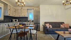 a kitchen and living room with a table and a couch at Milobsidian house in Zefiría
