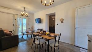 a dining room and living room with a table and chairs at Milobsidian house in Zefiría