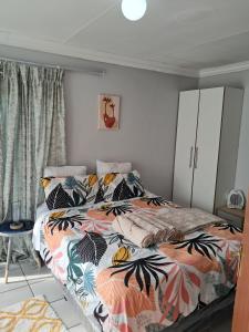Postel nebo postele na pokoji v ubytování Phindulo Bed and Breakfast - No Loadshedding, Smart TVs & unlimited free fibre wifi + 37 fotografií