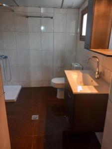 un bagno con lavandino, WC e vasca di Malama's House a Káto Trítos Altre 16 foto