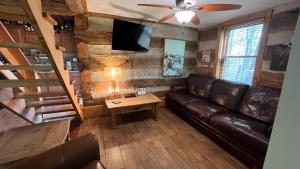Posezení v ubytování Acorn Acres Cabins Frontier Log Cabin