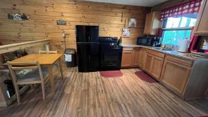 Η κουζίνα ή μικρή κουζίνα στο Acorn Acres Cabins White Oak Cabin