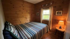 Ένα ή περισσότερα κρεβάτια σε δωμάτιο στο Acorn Acres Cabins White Oak Cabin