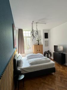a bedroom with a bed and a chair in it at Lio Suite Design Apartment Balkon Netflix in Minden