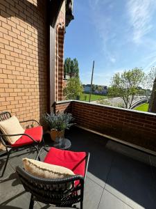 a patio with chairs and a table and a window at Lio Suite Design Apartment Balkon Netflix in Minden