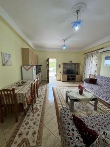 a kitchen and living room with a table and chairs at Mesaiz 2 in Vlorë