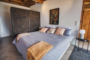 Un dormitorio con una cama grande en una habitación. en Azores Awaits, en Ribeira das Tainhas