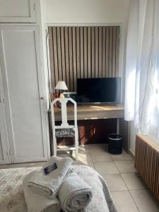 a bedroom with a desk with a bed and a chair at Corazón obelisco 4 in Buenos Aires