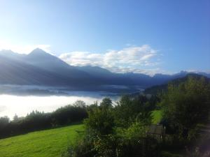 una vista de un campo verde con montañas en el fondo en Haus Bergland, en Fischen
