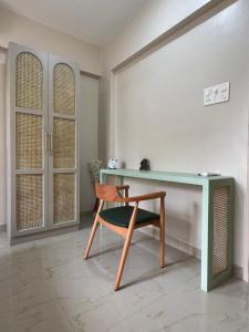 escritorio y silla en una habitación en Cane - By Great Impressions, en Pune 16 fotos más