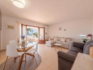 un salon avec un canapé et une table dans l'établissement Alta Mar Apartment, à Son Bou 22 autres photos