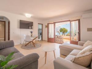 un salon avec un canapé et une table ainsi qu'une salle à manger dans l'établissement Alta Mar Apartment, à Son Bou