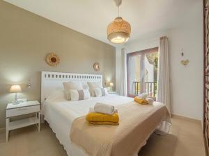 une chambre avec un grand lit avec deux serviettes dessus dans l'établissement Alta Mar Apartment, à Son Bou