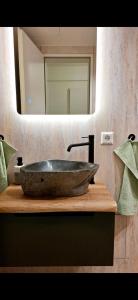 Wunderschöne und zentrumsnahe Ferienwohnung 75 qm في فريبورغ ام بريسغاو: حوض حمام مع حوض حجري كبير +28 صورة