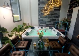 jacuzzi en una habitación con mesa y sillas en Aroma Mỹ Khê 2BR 3WC Jacuzzi 650m to My Khe beach, en Da Nang