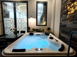 una bañera de hidromasaje en una sala de estar con en Aroma Mỹ Khê 2BR 3WC Jacuzzi 650m to My Khe beach, en Da Nang