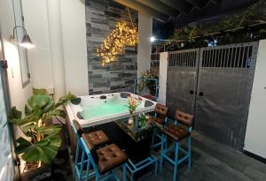 Un baño con bañera de hidromasaje y algunas sillas. en Aroma Mỹ Khê 2BR 3WC Jacuzzi 650m to My Khe beach, en Da Nang