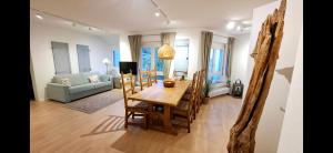 Wunderschöne und zentrumsnahe Ferienwohnung 75 qm في فريبورغ ام بريسغاو: غرفة طعام وغرفة معيشة مع طاولة وكراسي