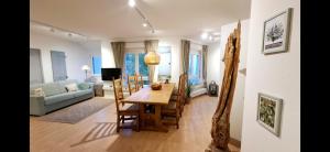a kitchen and living room with a table and chairs at Wunderschöne und zentrumsnahe Ferienwohnung 75 qm in Freiburg im Breisgau