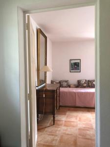 Postel nebo postele na pokoji v ubytování Le Manoir de Port-Cros