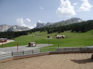 a view of a green field with buildings and mountains at cosystudio Superdevoluy 5pers pied des pistes in Le Dévoluy +14 photos