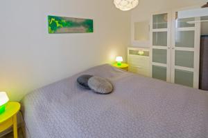 ein Schlafzimmer mit einem Bett und einem Kissen darauf in der Unterkunft Ferienhaus Kim in Dornumersiel