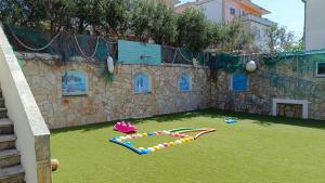 Zahrada ubytování Apartment Igralište Mirakul