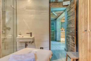 ムジェーヴにあるChalet de luxe proche du village de Megèveのバスタブと洗面台のあるバスルーム