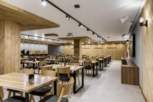 Reštaurácia alebo iné gastronomické zariadenie v ubytovaní Royal Hill Residence + 37 fotografií