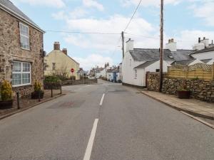 una calle vacía en una pequeña ciudad con casas en Hafod, en Pwllheli