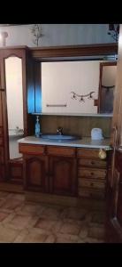 Kuchyň nebo kuchyňský kout v ubytování La croix des Landes gîte ou chambre d'hôte avec piscine à Chouvigny
