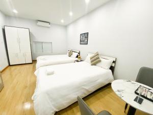 Postel nebo postele na pokoji v ubytování Eco Nest Hotel Đình Ngang