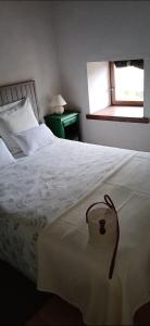 Postel nebo postele na pokoji v ubytování La croix des Landes gîte ou chambre d'hôte avec piscine à Chouvigny