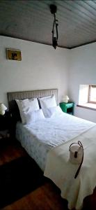 Postel nebo postele na pokoji v ubytování La croix des Landes gîte ou chambre d'hôte avec piscine à Chouvigny