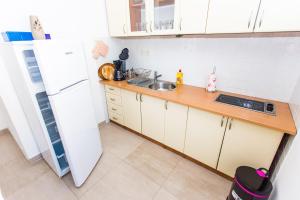 Kuchyň nebo kuchyňský kout v ubytování Apartments Vedran