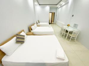 Postel nebo postele na pokoji v ubytování Eco Nest Hotel Đình Ngang