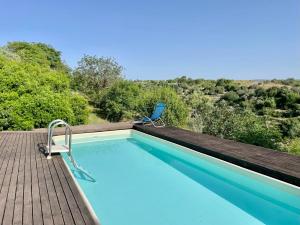 einen Stuhl auf einer Terrasse neben einem Pool in der Unterkunft Ananda Glamping natural escape in Palazzolo Acreide + 17 Fotos