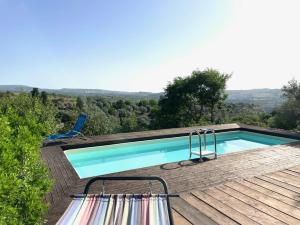 einen Pool auf einer Holzterrasse mit 2 Stühlen in der Unterkunft Ananda Glamping natural escape in Palazzolo Acreide